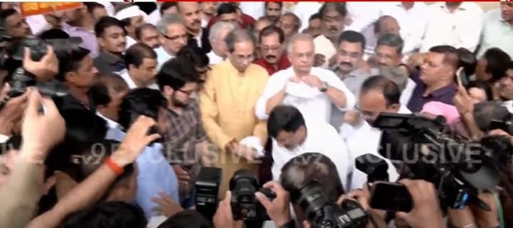 आमदार आदित्य ठाकरे, खासदार संजय राऊत, माजी मुख्यमंत्री उद्धव ठाकरे तसेच अन्य महत्त्वाच्या नेत्यांच्या उपस्थितीत हिंदी सक्तीच्या जीआरची होळी करण्यात आली.