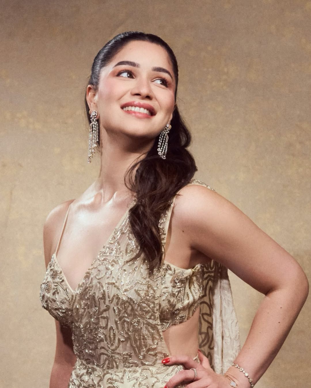 सारा तेंडुलकर सकाळी आठ वाजता उठून कॉपी घेते. त्यानंतर 9 वाजता पिलाटे व्यायाम करायला बाहेर पडते. या व्यायामामुले पोट, हिप्स, लोअर बॅकच्या पेशीं मजबूत होतात. 