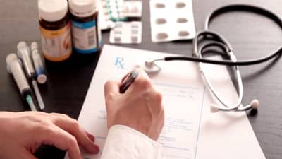 डॉक्टरांचं अक्षर इतके खराब का असते ? काय कारण यामागे ?