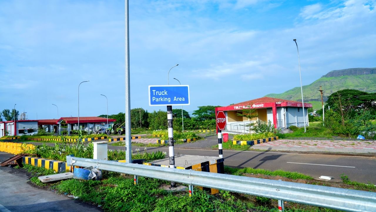 नागपूर-मुंबई समृद्धी महामार्गाचा बहुप्रतीक्षित शेवटचा टप्पा नुकताच वाहतुकीसाठी खुला झाला आहे. मुख्यमंत्री देवेंद्र फडणवीस यांच्या हस्ते इगतपुरी ते आमणे या शेवटच्या टप्प्याचे लोकार्पण करण्यात आले.