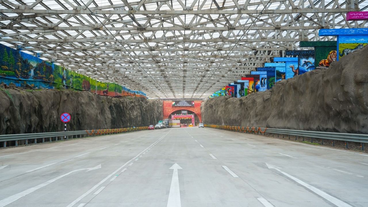 यावेळी मुख्यमंत्री देवेंद्र फडणवीसांनी भाषण केले. या भाषणावेळी देवेंद्र फडणवीसांनी समृद्धी महामार्ग हा केवळ एक रस्ता नाही. तर हा महाराष्ट्राच्या समृद्घीचा इकोनॉमिक कॉरिडोअर आहे, असे म्हटले.