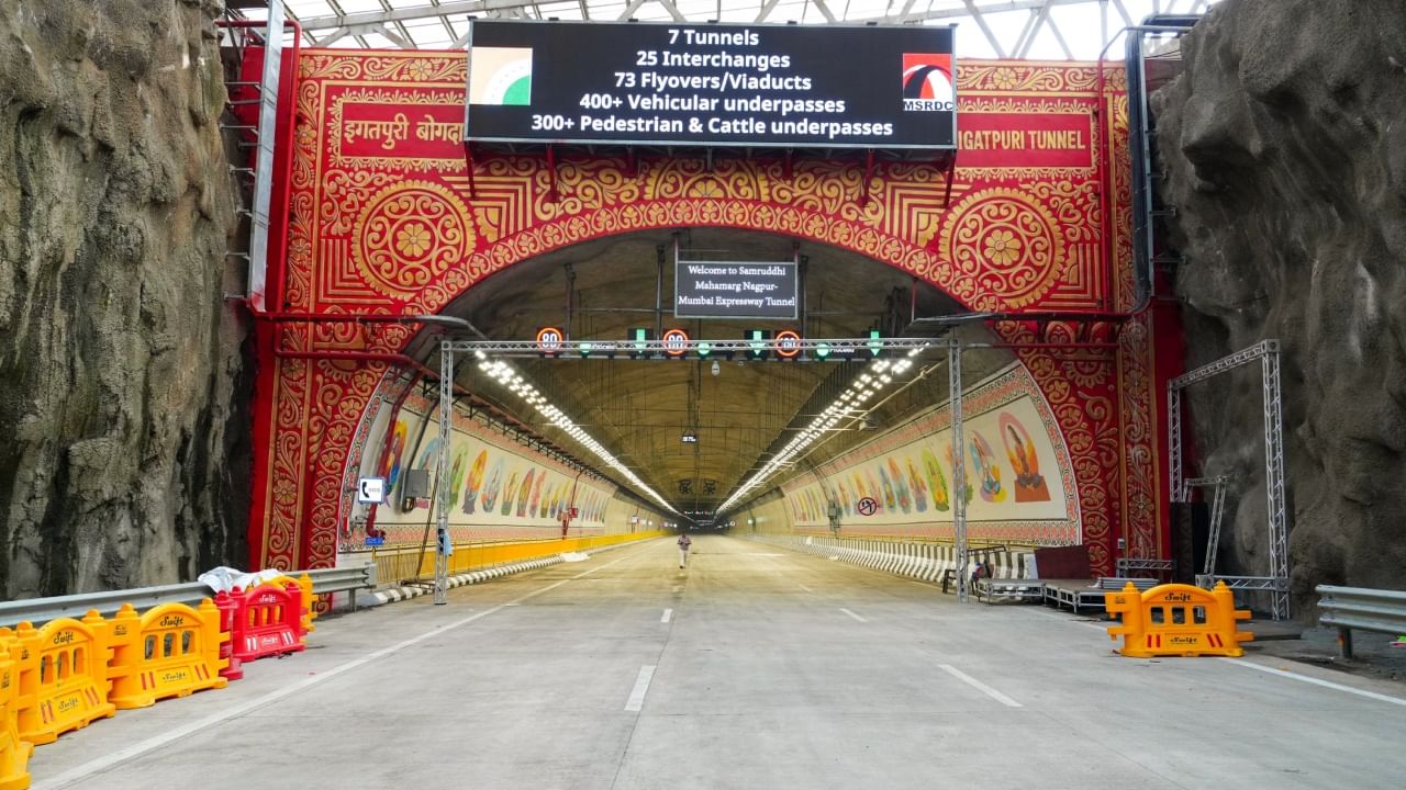 महाराष्ट्र राज्य रस्ते विकास महामंडळामार्फत या संपूर्ण समृद्धी महामार्गाचे काम करण्यात आले. नागपूर ते शिर्डी हा 520 किमीचा पहिला टप्पा डिसेंबर 2022 मध्ये सुरू करण्यात आला. त्यानंतर दुसर्‍या टप्प्यात शिर्डी ते भरवीर असा 82 किमीचा मार्ग वाहतुकीसाठी खुला करण्यात आला.