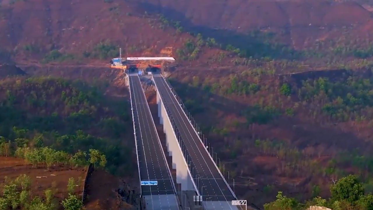 समृद्धी महामार्गावर एकूण ११ बोगदे असून, त्यात ५ दुहेरी बोगदे आहेत. त्यांची एकूण लांबी २१.४६ किलोमीटर आहे.