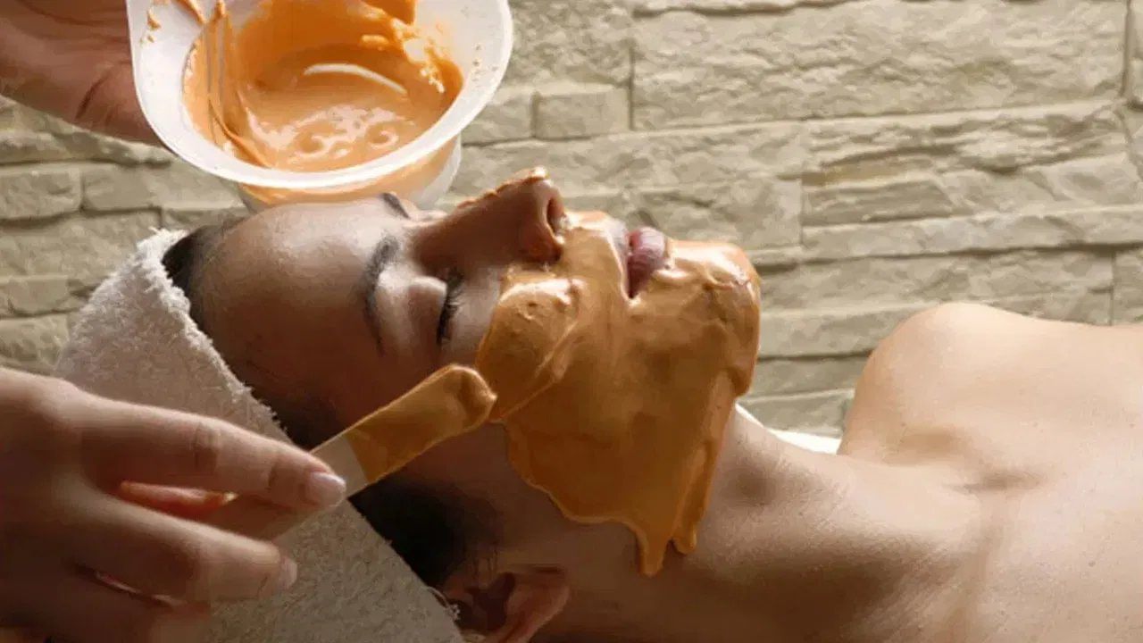 त्वचेवर अशा पद्धतीने लावा चंदन पावडर, चेहऱ्यावरील अनेक समस्या होतील दूर त्वचेवर अशा पद्धतीने लावा चंदन पावडर, चेहऱ्यावरील अनेक समस्या होतील दूर