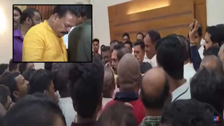 Sanjay Pawar : संजय पवारांना कार्यकर्त्यांसमोर अश्रू थांबेना, उपनेतेपदाचा राजीनामा अन्... Sanjay Pawar : संजय पवारांना कार्यकर्त्यांसमोर अश्रू थांबेना, उपनेतेपदाचा राजीनामा अन्...