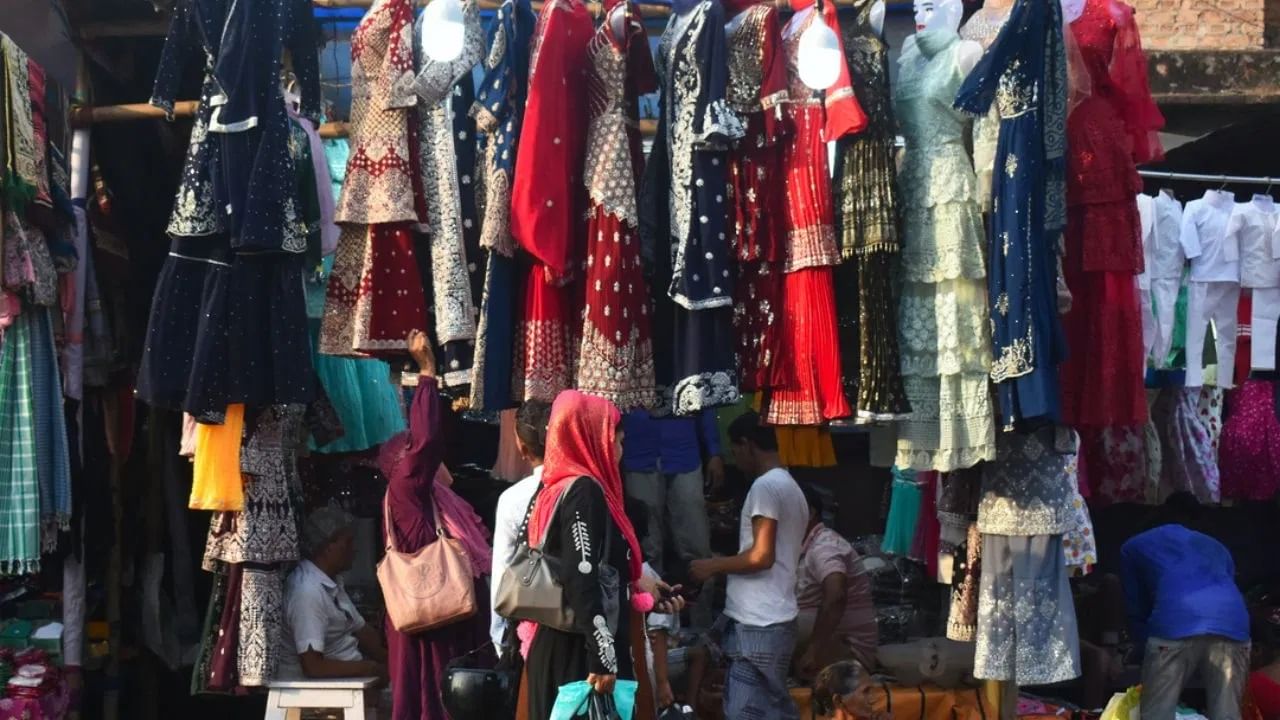 आता वस्तू कुठून खरेदी करायच्या? म्हणजे तुम्हाला सुरतमधील टेक्सटाईल मार्केट, अहमदाबादमधील रिलीफ रोड, दिल्लीतील गांधीनगर मार्केट आणि जयपूर आणि कोलकाता यासारख्या शहरांमध्ये घाऊक दरात वस्तू मिळू शकतील.