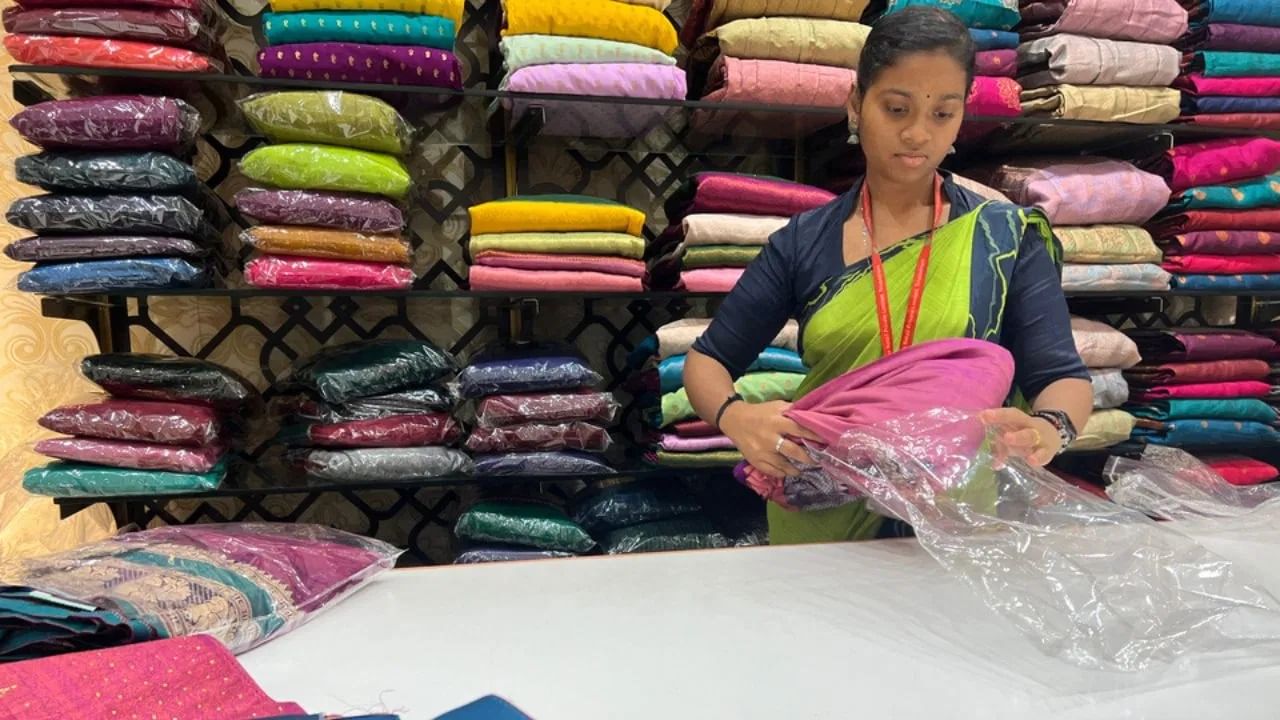 मार्केटिंगसाठी, तुमच्या परिसरात ऑफर्स असलेले व्हिजिटिंग कार्ड आणि फ्लायर्स वितरित करा. सोशल मीडियावर उत्पादने पोस्ट करा आणि दररोज त्यांना अपडेट करत रहा. व्यवसाय वाढवण्यासाठी तोंडी माहिती देखील एक प्रभावी माध्यम असू शकतो.