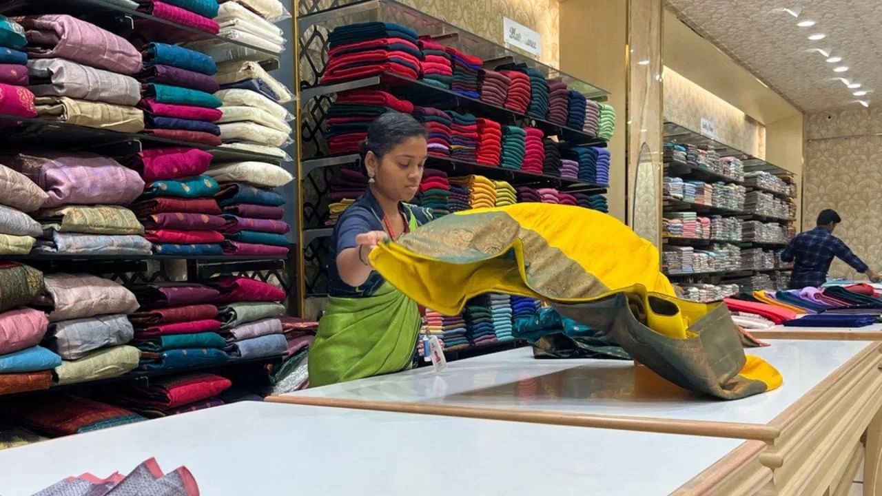 घरबसल्या साड्या किंवा ड्रेस मटेरियल विकण्यासाठी अनेक पर्याय उपलब्ध आहेत. मीशो सारख्या अॅपचा वापर करून, तुम्ही ऑनलाइन प्लॅटफॉर्मवर साड्या किंवा ड्रेस मटेरियल सहजपणे विकू शकता.