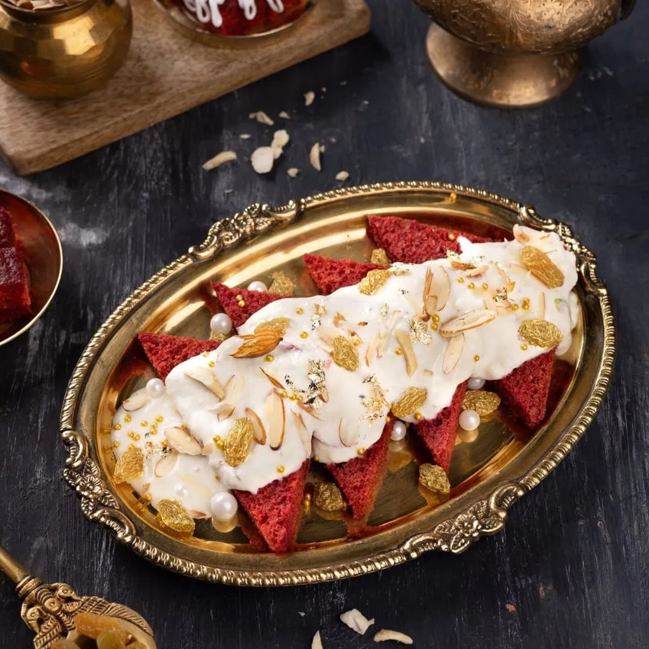 बकरी ईदनिमित्ताने लखनऊचा प्रसिद्ध शाही तुकडा तुम्ही नक्कीच ट्राय करु शकता. शाही तुकडा बनवण्यासाठी ४ ब्रेड घ्या आणि त्यांना त्रिकोणी आकारात कापून तळून घ्या. यानंतर दुधापासून रबडी बनवा आणि तळलेल्या ब्रेडवर घाला. त्यावर ड्रायफ्रूटस, पिस्ता आणि गुलाबाच्या पाकळ्या घालून सजवा.