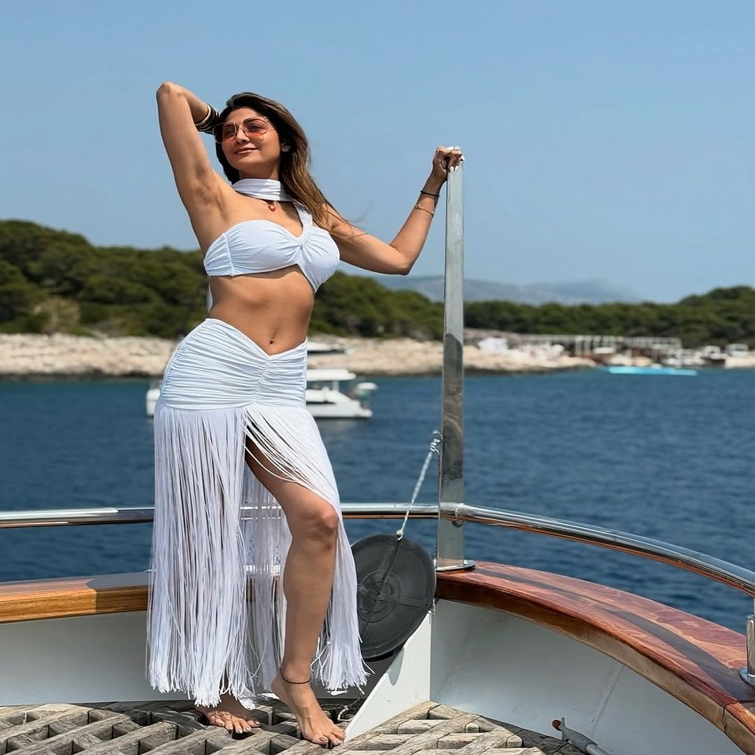 पांढऱ्या रंगाच्या हटके ड्रेसमध्ये अभिनेत्री प्रचंड हॉट आणि बोल्ड दिसत आहे. चाहत्यांना देखील अभिनेत्रीचा लूक प्रचंड आवडला आहे. 