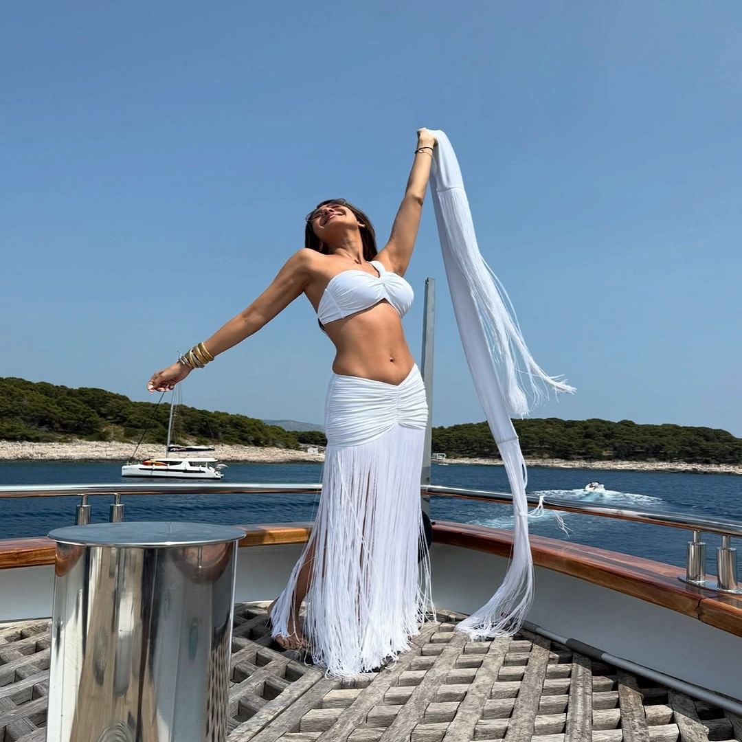 आता देखील अभिनेत्रीने काही फोटो सोशल मीडियावर पोस्ट केले आहेत. सध्या सर्वत्र फक्त आणि फक्त शिल्पाच्या फोटोंची चर्चा रंगली आहे. 