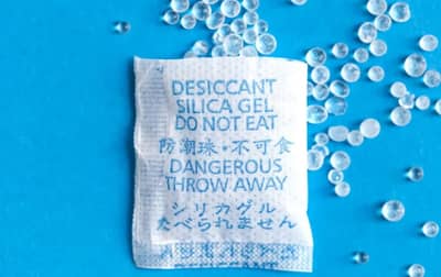 नवीन शूज किंवा पर्समध्ये छोटे पांढरे पॅकेट का ठेवले जाते? जाणून घ्या