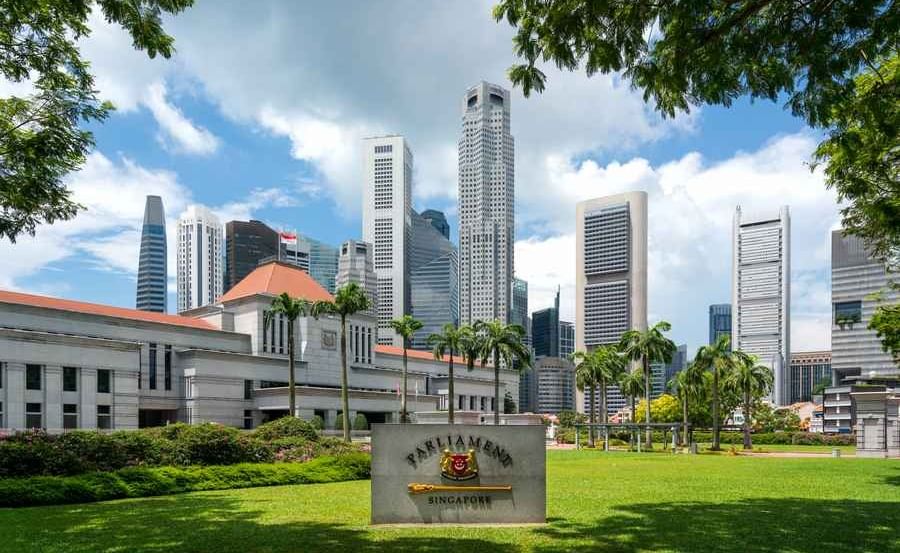  सिंगापूर -  ड्रग्ज बाळगणे किंवा विक्री प्रकरणात सिंगापूरमध्ये जगातील काही सर्वात कठोर कायदे आहेत. जुलै २०२३ मध्ये, सिंगापूरची  ४५ वर्षीय नागरिक सारीदेवी दजामानी हिला ३० ग्रॅम हेरॉइन तस्करी केल्याबद्दल दोषी आढळल्यानंतर फाशी देण्यात आली होती. सिंगापूरमध्येही समलिंगी जोडप्यांसाठी लग्न करणे बेकायदेशीर आहे,यासाठी दोन वर्षांच्या तुरुंगवासाची शिक्षा आहे.सिंगापूरमध्ये  नग्न फिरणे, सार्वजनिक ठिकाणी वाद्य वाजवणे, गाणे किंवा सार्वजनिक ठिकाणी थुंकणे यासाठी $1000 दंड होऊ शकतो. कबुतरांना खायला घालणे $500 दंड होऊ शकतो. शिवाय, एखाद्याच्या परवानगीशिवाय त्याच्या WiFi शी कनेक्ट केल्यास, पहिल्या गुन्ह्यासाठी $10,000 पर्यंत दंड किंवा तीन महिने तुरुंगवास होऊ शकतो.कचरा टाकणे, ई-सिगारेट वापरणे, सार्वजनिक धूम्रपान करणे, सार्वजनिक वाहतुकीत खाणे-पिणे, च्युइंगम आयात करणे किंवा विकणे, रात्री 10.30 नंतर सार्वजनिक ठिकाणी मद्यपान करणे आणि सार्वजनिक शौचालये फ्लश न करणे यासाठी विविध दंड आणि तुरुंगवासाची शिक्षा देखील आहेत.