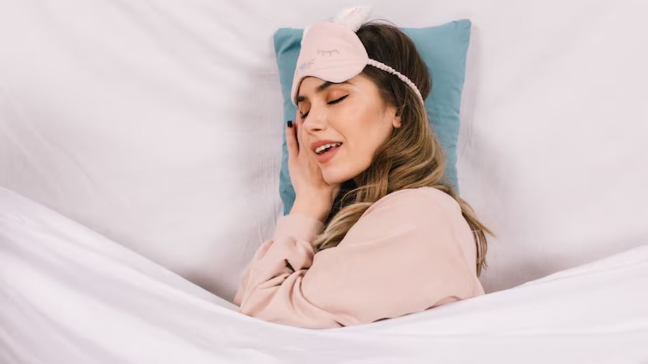 ज्योतिषशास्त्रानुसार, जर तुमच्या कुंडलीत चंद्र कमजोर असेल किंवा तुम्हाला चंद्रदोषाचा त्रास असेल, तर तांब्याच्या किंवा चांदीच्या भांड्यात पाणी भरून ते पलंगाखाली ठेवावे.