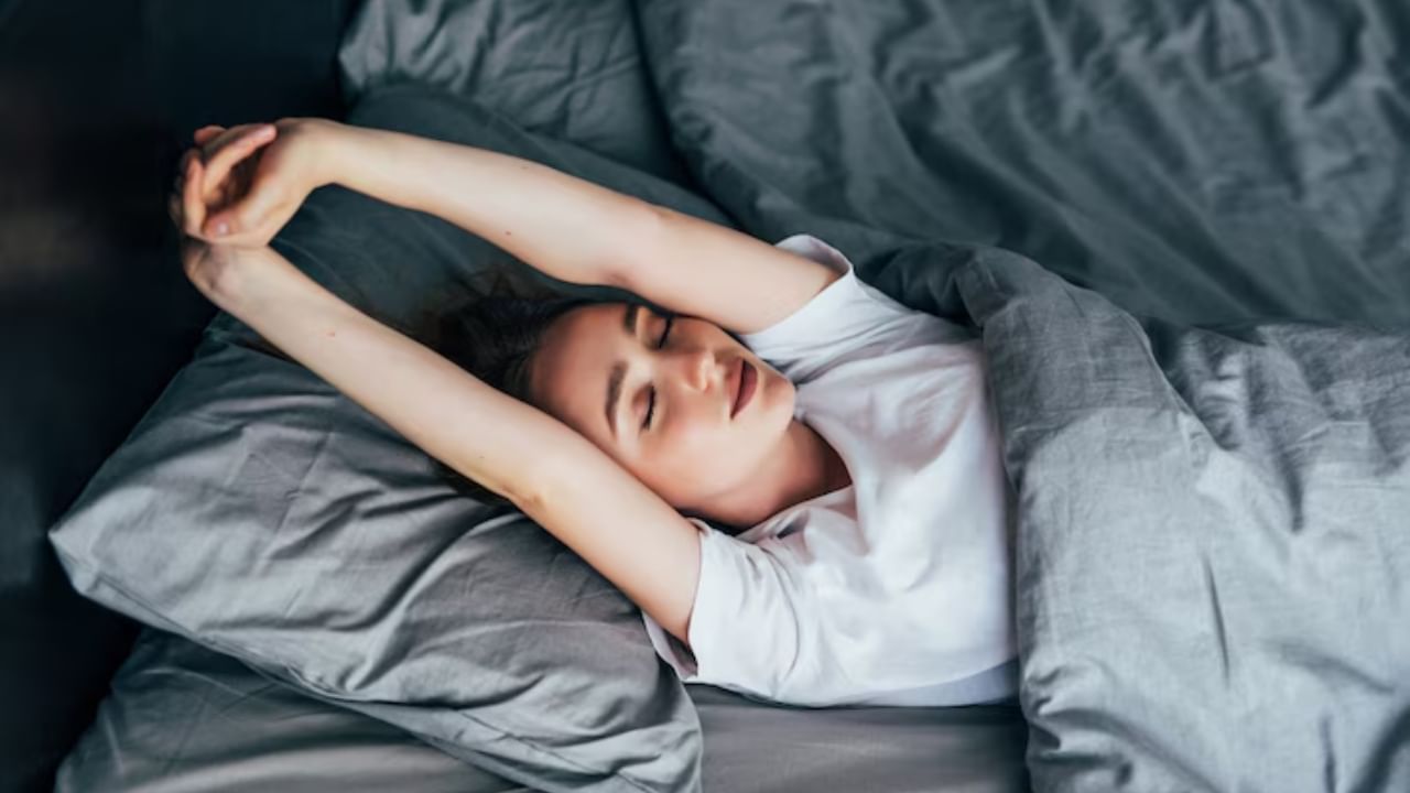 बेडखाली पाण्याचा ग्लास ठेवल्याने तुमच्या घरातील आणि तुमच्या शरीरातील नकारात्मक ऊर्जा त्या पाण्यात शोषली जाते. यामुळे तुम्हाला शांत आणि अधिक चांगली झोप लागते.