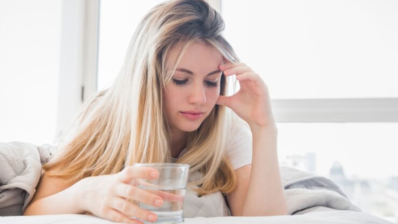 अनेकदा आपल्याला झोपताना बेडखाली किंवा उशीजवळ पाण्याने भरलेला ग्लास ठेवावा, असे सांगितले जातं. पण यामागे एक खास कारण दडलेलं आहे.