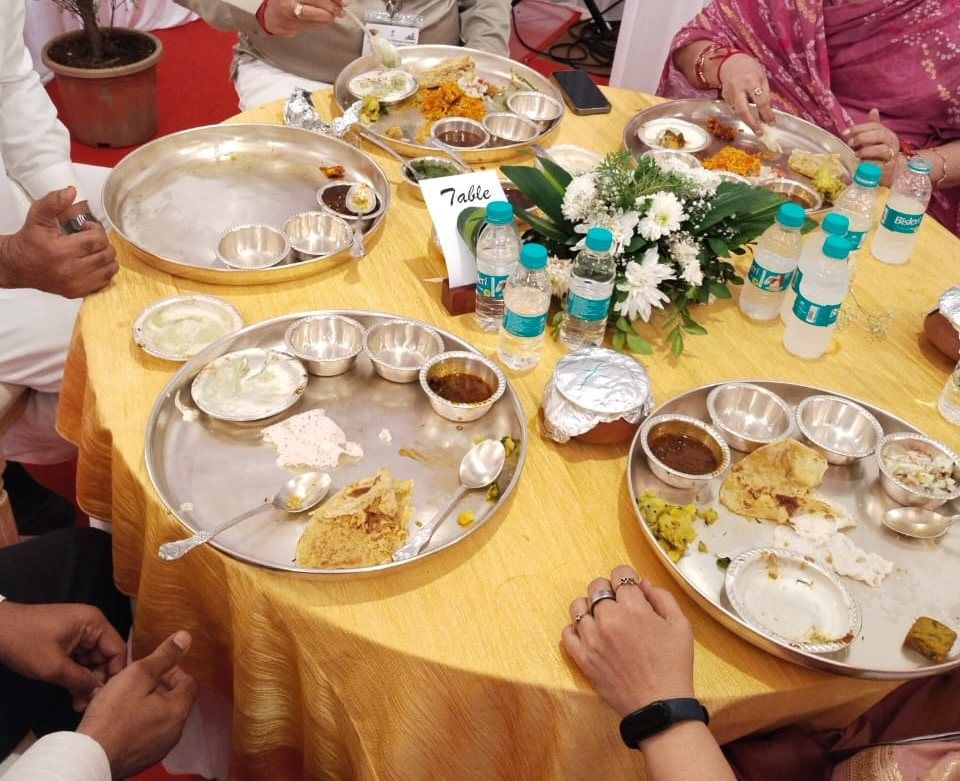 या दोन दिवसीय राष्ट्रीय परिषदेच्या समारोपावेळी शाही भोजनाचा बेत करण्यात आला.