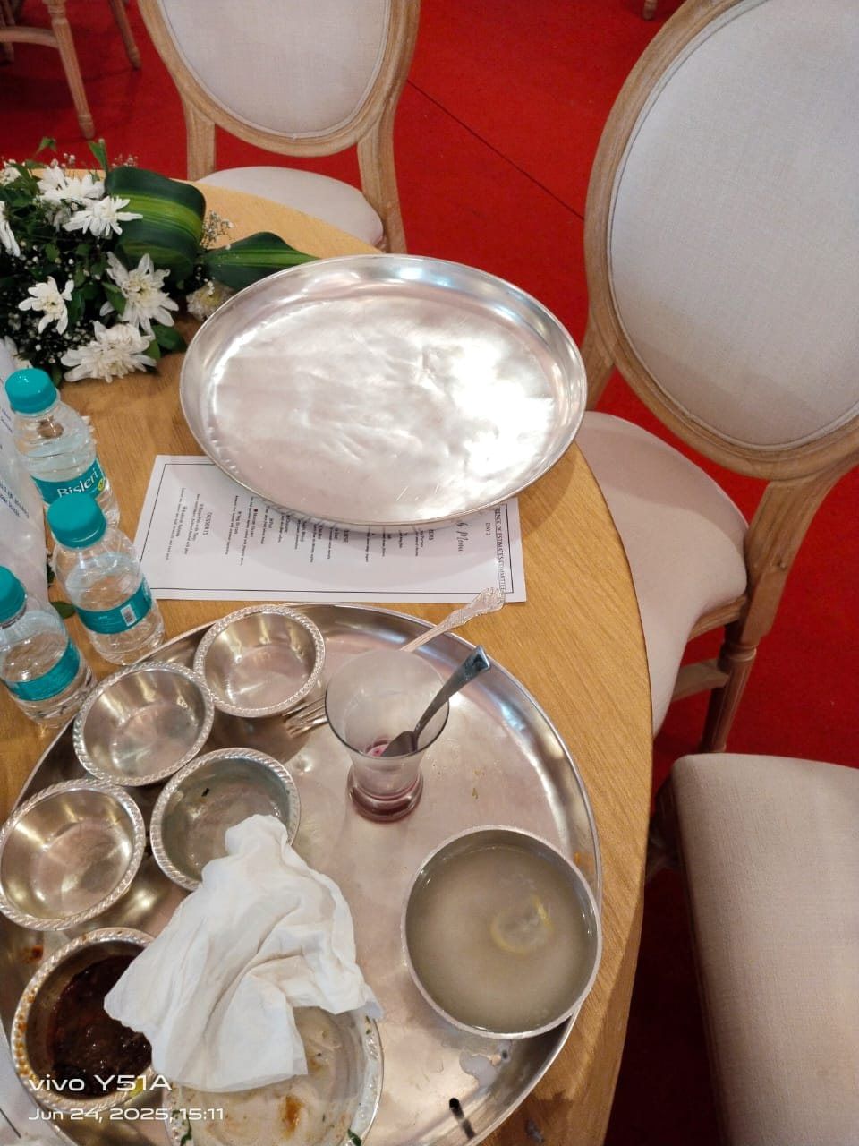 त्याच समितीच्या सदस्यांसाठी अशा प्रकारे चांदीच्या ताटात भोजन देऊन सार्वजनिक पैशांची उधळपट्टी केल्याबद्दल आता प्रश्नचिन्ह उपस्थित केले जात आहे.