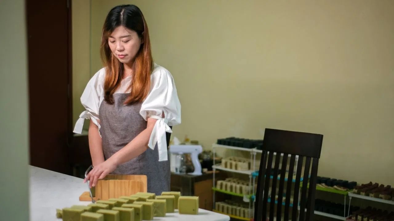 साबण आणि डिटर्जंट कसे बनवायचे हे शिकण्यासाठी, तुम्ही YouTube वर स्टेप-बाय-स्टेप व्हिडिओ पाहू शकता. तुम्ही Udemy, Skillshare सारख्या साइट्सवरून देखील मदत घेऊ शकता. अनेक खाजगी संस्था, MSME-मान्यताप्राप्त प्रशिक्षण केंद्रे आणि काही सरकार-मान्यताप्राप्त NGO या व्यवसायाशी संबंधित कार्यक्रम चालवतात.