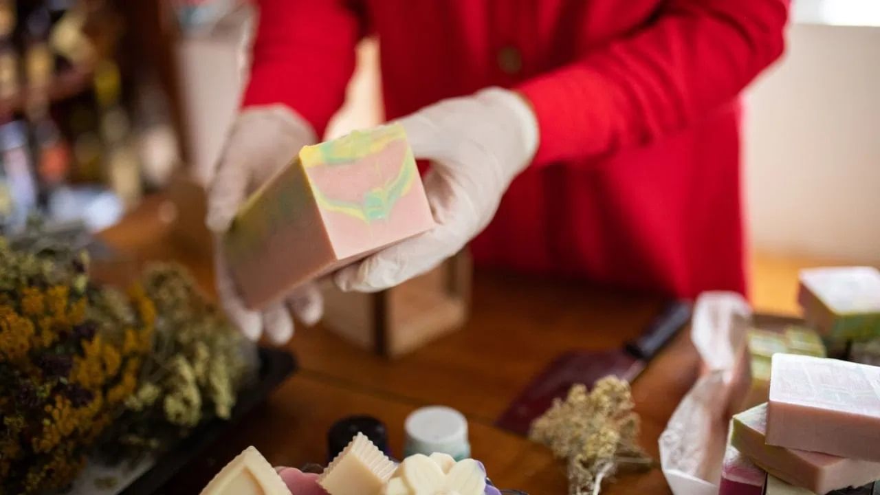 मार्केटिंगबद्दल सांगायचं झालं तर, तुम्ही स्थानिक दुकाने, शाळेभोवतीची जनरल स्टोअर्स आणि किराणा दुकानांशी संपर्क साधू शकता. यासोबतच, इंस्टाग्राम, फेसबुक, व्हॉट्सअॅप सारख्या सोशल मीडिया प्लॅटफॉर्मवर ब्रँड पेज तयार करून तुमच्या ब्रँडचं प्रमोशन करू शकता.