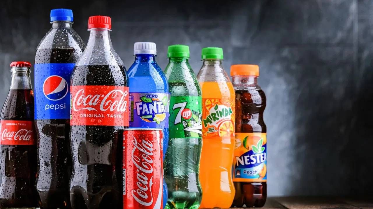 उन्हाळ्यात प्रत्येकालाच आपला घसा थंड करायचा असतो. यासाठी सॉफ्ट ड्रिंक्स आणि इतर पेये वापरली जातात. ती लवकर थंड होण्यासाठी अनेकदा फ्रीजरमध्ये ठेवली जातात. पण हे तुमची तहान भागवण्यासाठी उपयुक्त ठरणार नाही. कारण ते फ्रीजरमध्ये ठेवल्याने सॉफ्ट ड्रिंकचा कॅन फुटू शकतो. म्हणून, ते फ्रीजमध्ये ठेवणे चांगले.