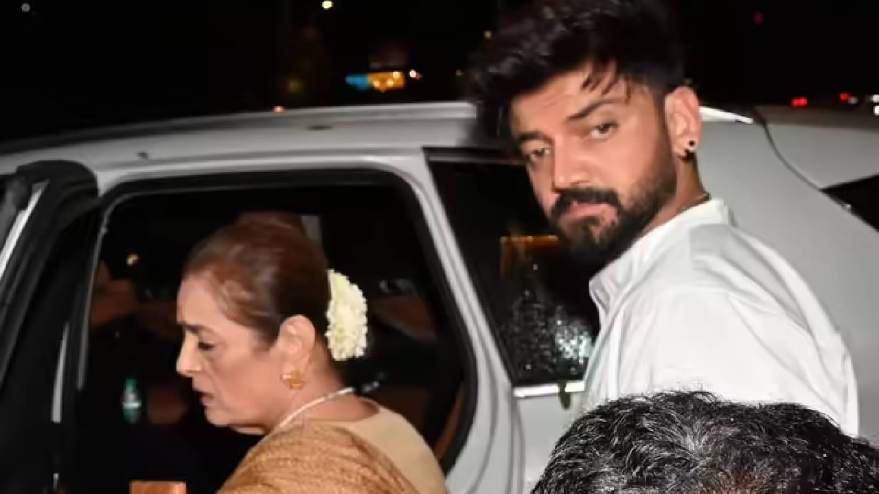 पार्टीनंतर सोनाक्षीची आई जेव्हा गाडीमध्ये बसायला जात होती, तेव्हा झहीरने त्यांची मदत केली. इतकंच नव्हे तर जाताना तो त्यांच्या पायासुद्धा पडला. 
