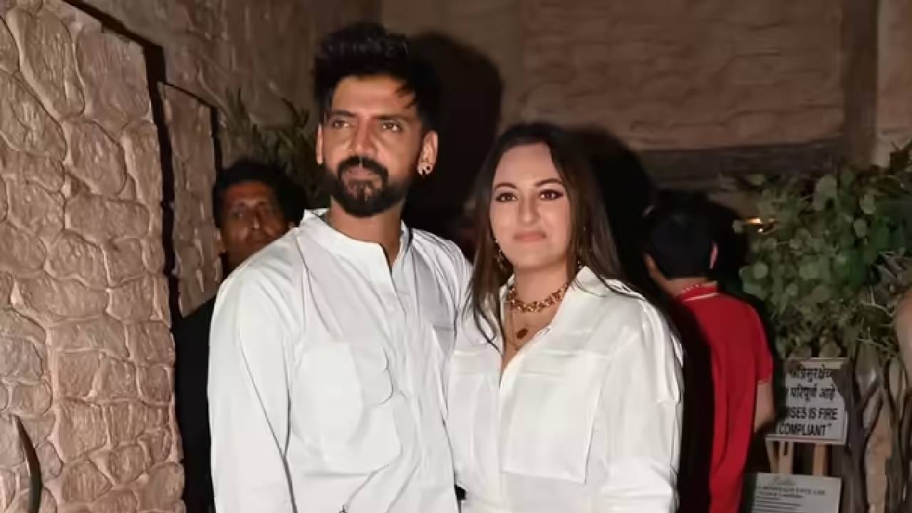 अभिनेक्षी सोनाक्षी सिन्हा आणि झहीर इक्बालच्या लग्नाला नुकतंच एक वर्ष पूर्ण झालं. यानिमित्त दोघांनी कुटुंबीयांसोबत मिळून लग्नाचा वाढदिवस साजरा केला. या खास क्षणात सोनाक्षीची आई पूनम सिन्हासुद्धा सहभागी झाली होती. परंतु वडील शत्रुघ्न सिन्हा आणि भाऊ लव-कुश मात्र उपस्थित नव्हते. या पार्टीचे फोटो सध्या सोशल मीडियावर व्हायरल होत आहेत. 
