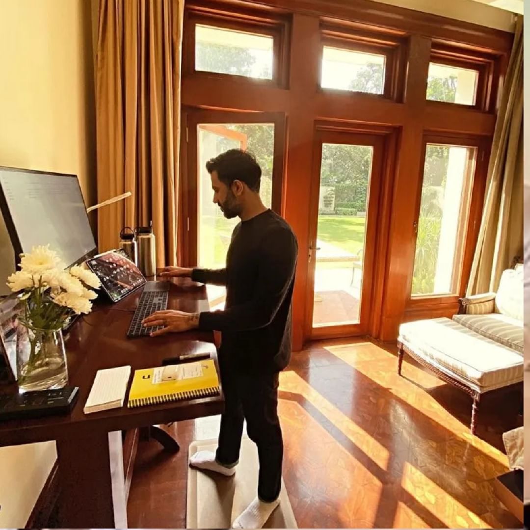  सोनम कपूर आणि आनंद आहुजाचे दिल्लीतील घर पृथ्वीराज रोडवर आहे. जे तेथील सर्वात पॉश आणि खास क्षेत्रांपैकी एक आहे, जे 3170 चौरस फूटमध्ये पसरलेले आहे. घराचे फोटो पाहून नक्कीत म्हणावसं वाटेल की खरंच हे घर एखाद्या राजवाड्यापेक्षा कमी नाही. सोनम आणि आनंदच्या दिल्लीतील या घराची किंमत 173 कोटी रुपये आहे.