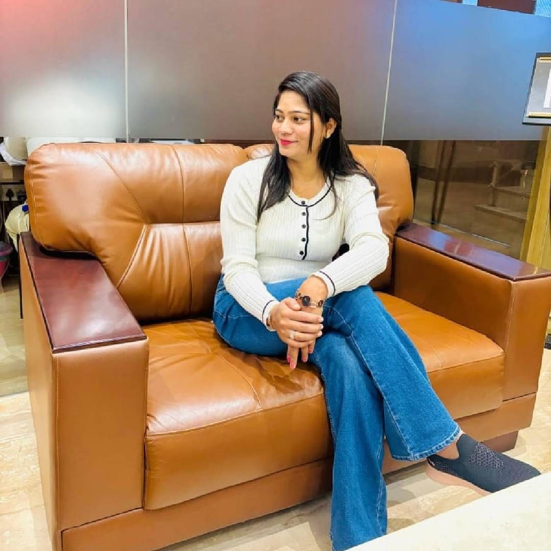 मेघालयमधील खळबळजनक राजा रघुवंशीच्या हत्याकांडातील प्रमुख आरोपी सोनम रघुवंशीचे काही नवीन फोटो समोर आले आहेत. या फोटोंमध्ये सोनमच्या रोका, साखरपुडा, लग्न आणि कॉर्पोरेट आयुष्याची झलक पहायला मिळतेय. 
