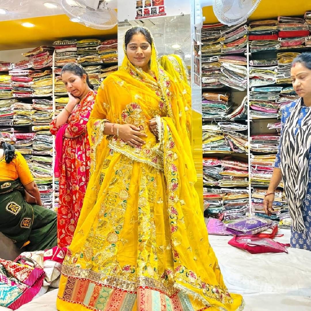 आता समोर आलेल्या नवीन फोटोंमध्ये सोनम रघुवंशी ही वेगवेगळ्या पोशाखांमध्ये पहायला मिळतेय. रोका आणि साखरपुडाच्या फोटोंमध्ये ती अत्यंत आनंदी आणि उत्साही दिसून येत आहे. 
