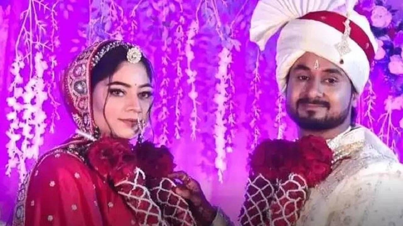 हिंदू रितीरिवाजानुसार राजा आणि सोनमच लग्न झालं. दोघांमध्ये जयमालाचा विधी झाला. मंचावर सोनमने आधी राजा रघुवंशीच्या गळ्यात हार घातला. त्यानंतर राजाने सोनमच्या गळ्यात वरमाळा घातली. 