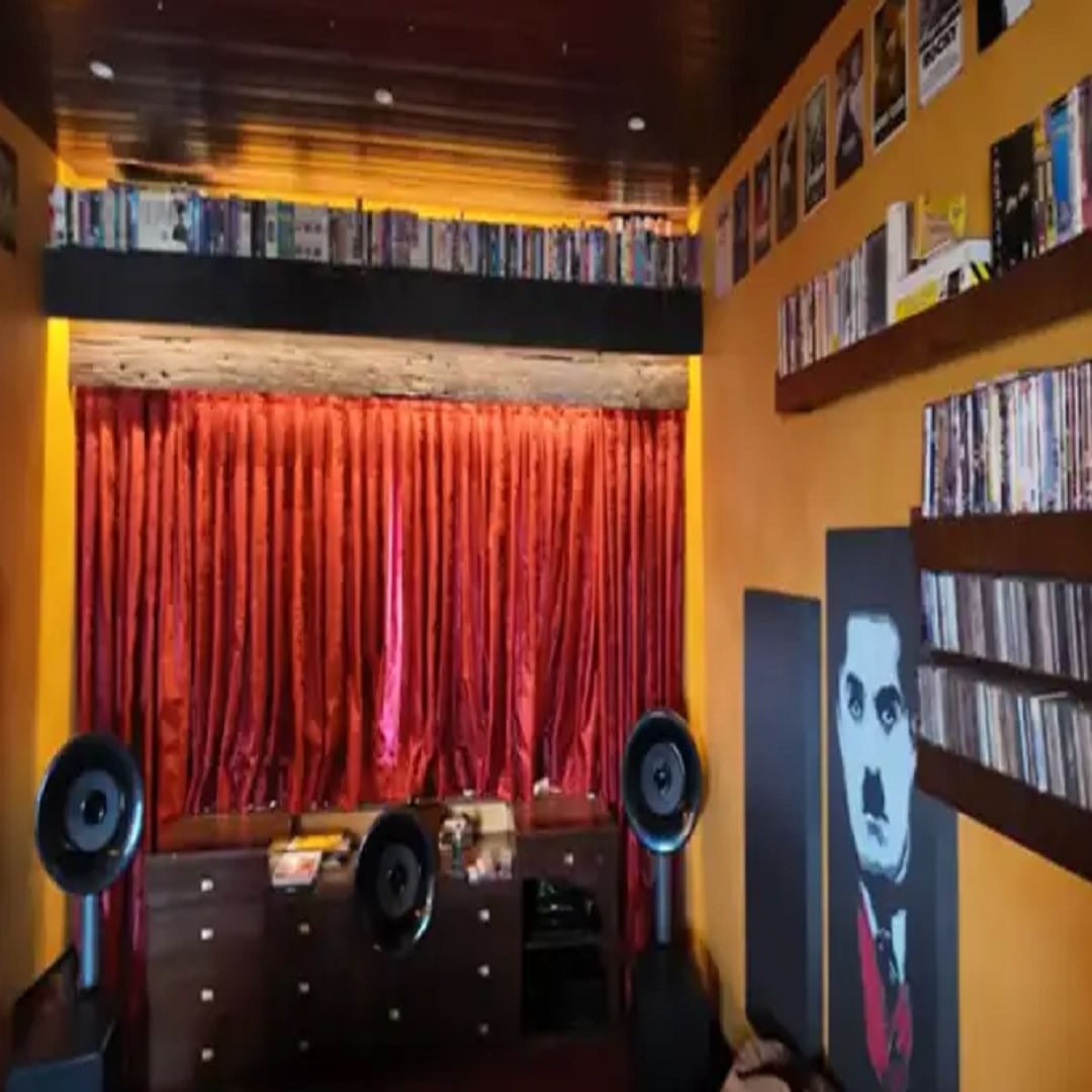  जावेद जाफरीच्या घराचा हा सर्वात खास भाग आहे. तो त्याच्या मित्रांसोबत येथे वेळ घालवतो पूर्ण एरिया पिवळ्या रंगाने रंगवलेला दिसत आहे.  तर नारिंगी रंगाचे  पडदे आहेत जे एक वेगळाच उत्साह वाढवतात.