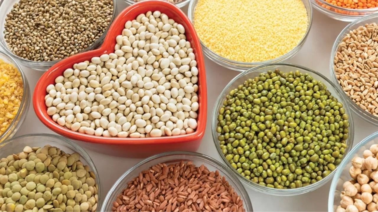 याशिवाय, डाळींमध्ये हळद, हिंग, जिरे आणि आले असे मसाले घाला, ज्यामुळे ते पचण्यास सोपे होतात. पावसाळ्यात आरोग्याची विषेश काळजी घ्या.