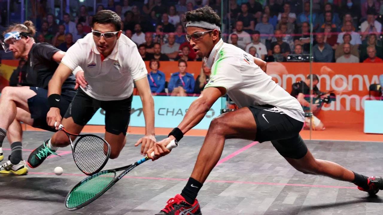 या स्पर्धेत सर्वात महत्त्वाचा सामना भारत आणि पाकिस्तान यांच्यात होता. पुरूष दुहेरी सामन्यात दोन्ही प्रतिस्पर्धी आमनेसामने आले होते. यात अभय सिंह आणि वेलावन सेंथिलकुमार या जोडीने पाकिस्तानच्या नूर जमाना आणि नासिर इकबाल या जोडीला 2-1 (9-11, 11-5,11-5) ने पराभूत केलं. पहिल्या फेरीत पाकिस्तानने सरशी घेतली होती. त्यानंतर भारताने जोरदार कमबॅक करत पराभवाची धूळ चारली. (File Photo: Getty Images)