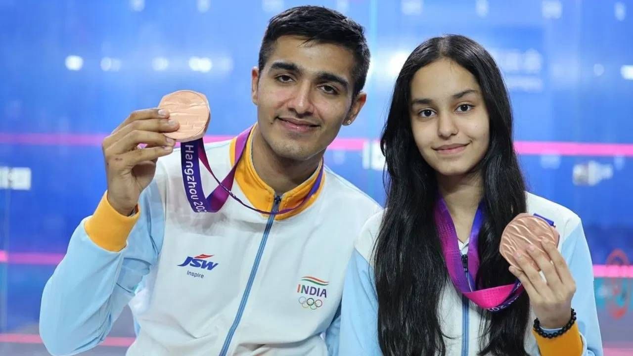 मिश्र दुहेरीतही भारताने बाजी मारली. भारताने मिश्र दुहेरीच्या अंतिम फेरीत मलेशियाच्या जोडीला पराभवाचं पाणी पाजलं. अनाहत आणि अभय ही जोडी मिश्र दुहेरीत भारताकडून मैदानात होती. तर मलेशियाकडून रेचल अरनॉल्ड आणि अमीशेनराज चंद्रन खेळत होती. भारताने हा सामना सरळ सेटमध्ये जिंकला. 11-9, 11-7 ने पराभूत केलं.  (File Photo: Getty Images)