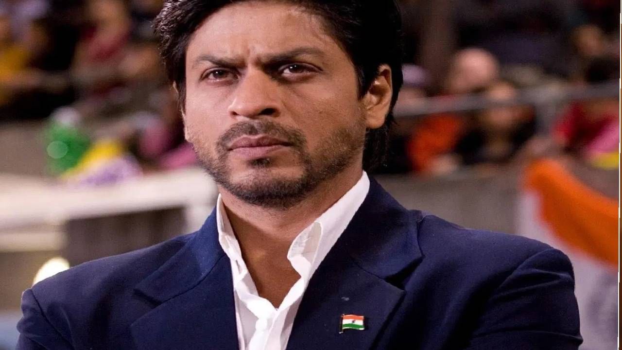 बॉलिवूडचा बादशाह शाहरुख खाननेही एकदा प्रशिक्षकाची भूमिका साकारली आहे. 2007 साली आलेल्या, प्रचंड गाजलेल्या 'चक दे ​​इंडिया' चित्रपटात तो हॉकी प्रशिक्षकाच्या भूमिकेत दिसला होता. या भूमिकेतील त्याचा खणखणीत अभिनय, त्याची स्टाईल, त्याचं काम लोकांना प्रचंड आवडलं आणि चित्रपटाने बॉक्स ऑफीसवरही चांगलीच कमाई केली होती.  त्याने वास्तविक जीवनातील प्रेरित भूमिका साकारली.