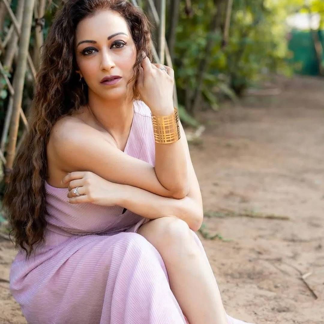 सुनैना फौजदार रियल लाइफमध्ये खूप ग्लॅमरस आहे. सोशल मीडियावर तिची भरपूर चर्चा होते. तिचा प्रत्येक लूक जबरदस्त असतो. एक्ट्रेसला  इंस्टाग्रामवर 1.1 मिलियन लोक फॉलो करतात, म्हणजे 11 लाख. सुनैना फौजदारची स्टाइल आणि सौंदर्याची खूप चर्चा होते. तिने स्टार प्लसचा शो संतनमधून टीवी डेब्यू केला होता. 