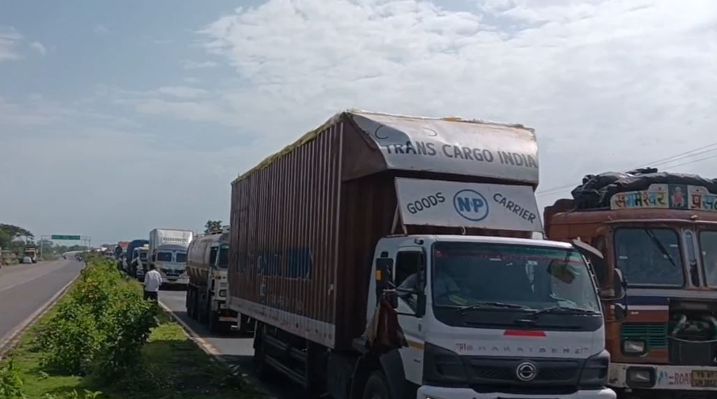 तब्बल एक तासानंतर आंदोलन मागे घेतल्यानंतर महामार्गावरील वाहतूक सुरळीत झाली. 