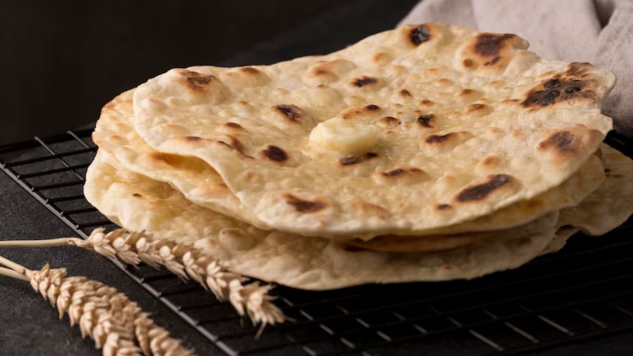 अनेकदा चपात्या केल्यानंतर त्या शिल्लक राहतात. त्यात शिळी चपाती खाताना सर्वजण तोंड वाकडं करतात. मग त्यांचं काय करायचं असा प्रश्न अनेकदा उपस्थित होतो. आज आम्ही तुम्हाला  शिळ्या चपत्यांचा वापर करुन तुम्ही टाको बनवू शकता.