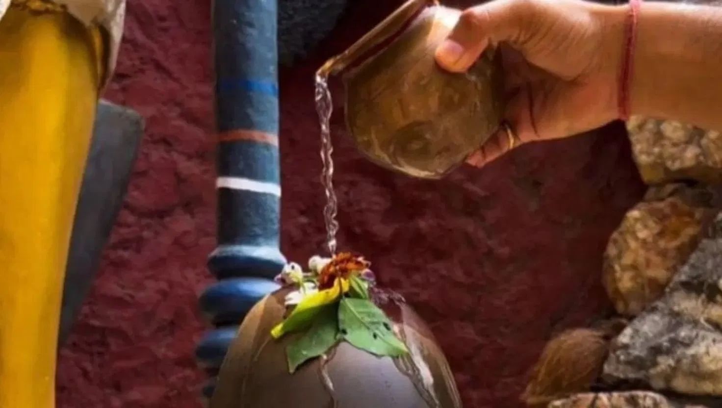 वास्तुशास्त्रानुसार, मंदिरातील शिवलिंगाला जल अर्पण करण्यासाठी तुम्ही तांब्या दान करावा. जेव्हा कोणी तुम्ही दान केलेल्या तांब्यातून भगवान शिवाला जल अर्पण करतो तेव्हा तुम्हाला त्याचे फायदे देखील मिळतात.