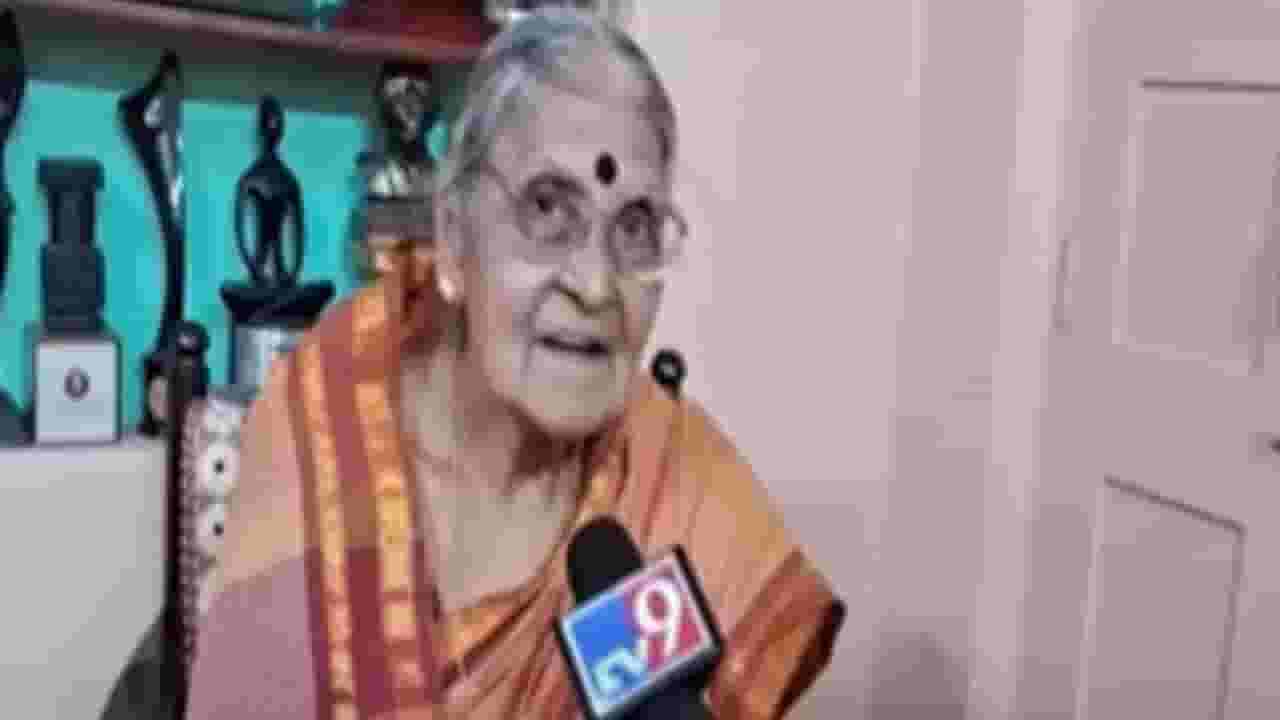 Tara Bhawalkar : कमी वयात विद्यार्थ्यांवर 3 भाषा लादू नका - तारा भवाळकर Tara Bhawalkar : कमी वयात विद्यार्थ्यांवर 3 भाषा लादू नका - तारा भवाळकर