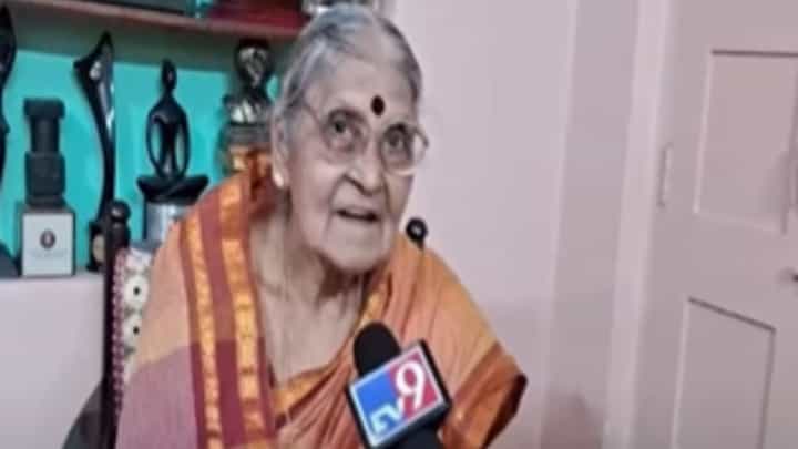 Tara Bhawalkar : कमी वयात विद्यार्थ्यांवर 3 भाषा लादू नका - तारा भवाळकर Tara Bhawalkar : कमी वयात विद्यार्थ्यांवर 3 भाषा लादू नका - तारा भवाळकर