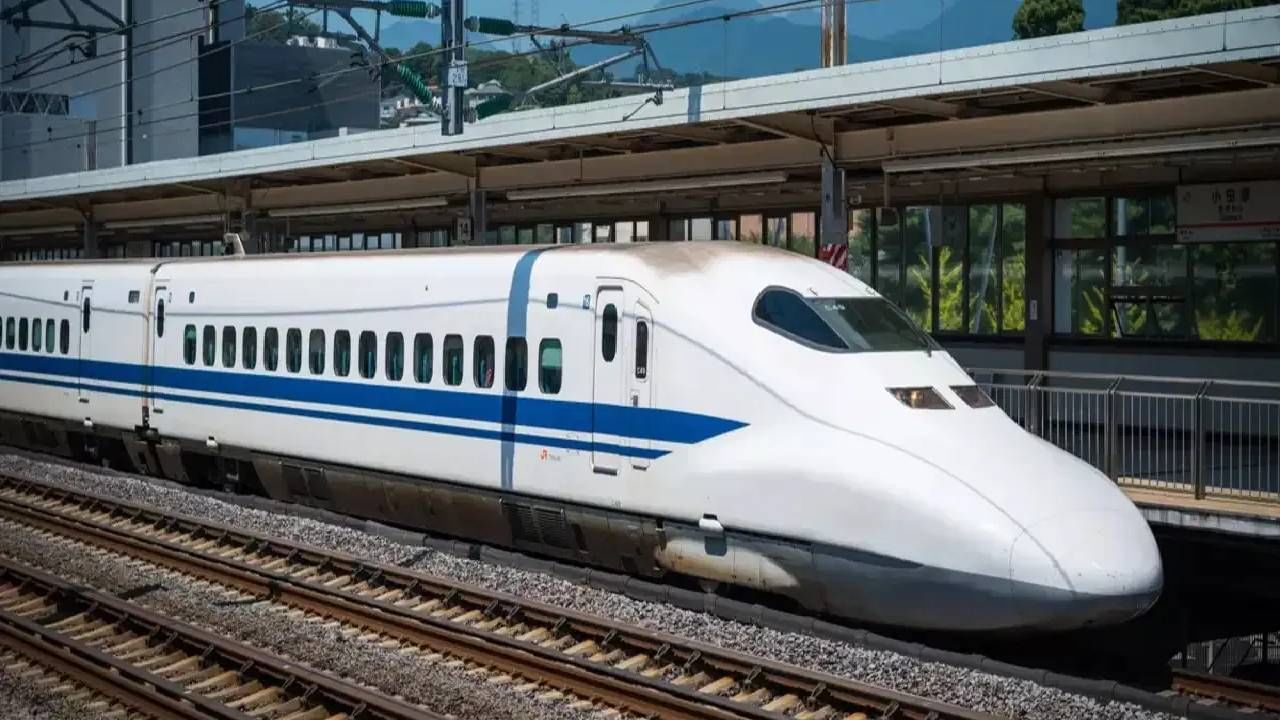 बुलेट ट्रेनचा अधिकतम स्पीड 320 km/h असेल. पण 280 किमी प्रतितास वेगाने ही ट्रेन धावेल असं बोललं जातय. देशातील पहिली बुलेट ट्रेन 2026 च्या अखेरीस मुंबई-अहमदाबाद कॉरिडोर दरम्यान धावेल असा दावा केला जातोय.   