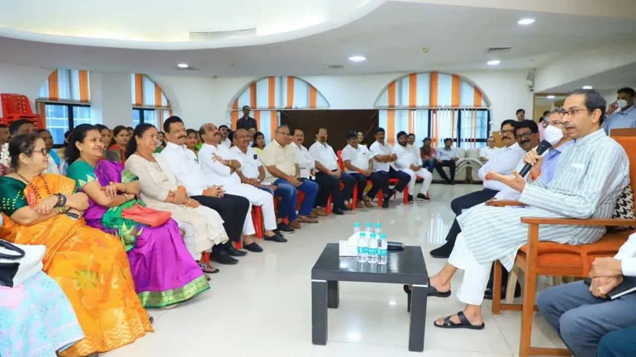 Udhav Thackeray : मनसेसोबत युतीचा निर्णय लवकरच होणार? ठाकरेसेनेच्या बैठकीत काय झाली चर्चा..