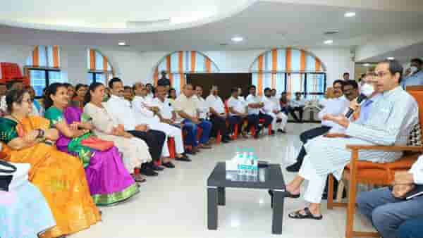 Udhav Thackeray : मनसेसोबत युतीचा निर्णय लवकरच होणार? ठाकरेसेनेच्या बैठकीत काय झाली चर्चा..