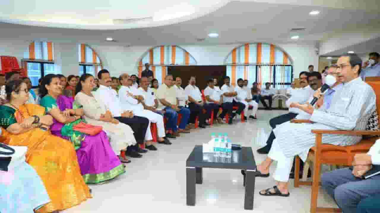 Udhav Thackeray : मनसेसोबत युतीचा निर्णय लवकरच होणार? ठाकरेसेनेच्या बैठकीत काय झाली चर्चा.. Udhav Thackeray : मनसेसोबत युतीचा निर्णय लवकरच होणार? ठाकरेसेनेच्या बैठकीत काय झाली चर्चा..