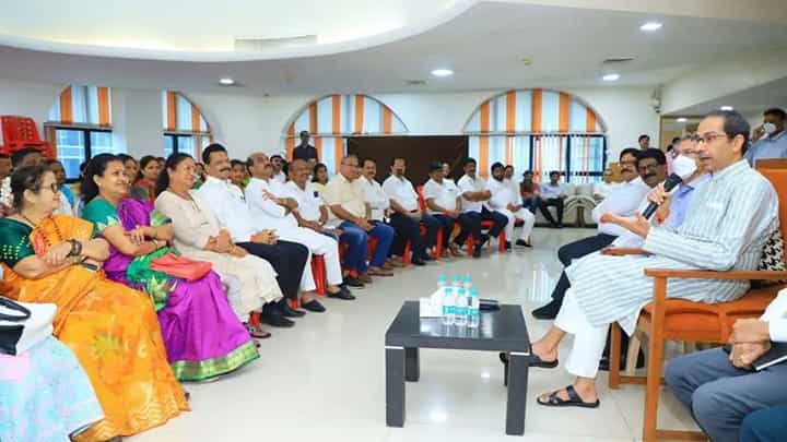 Udhav Thackeray : मनसेसोबत युतीचा निर्णय लवकरच होणार? ठाकरेसेनेच्या बैठकीत काय झाली चर्चा.. Udhav Thackeray : मनसेसोबत युतीचा निर्णय लवकरच होणार? ठाकरेसेनेच्या बैठकीत काय झाली चर्चा..