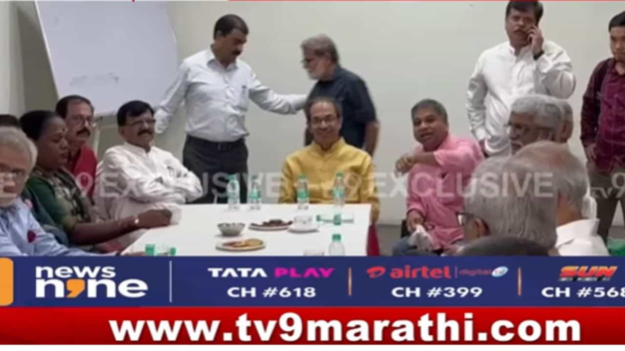 मोर्चा पूर्वी ठाकरेंचं पहिलं एकत्र आंदोलन, सरकारच्या जीआरची होळी