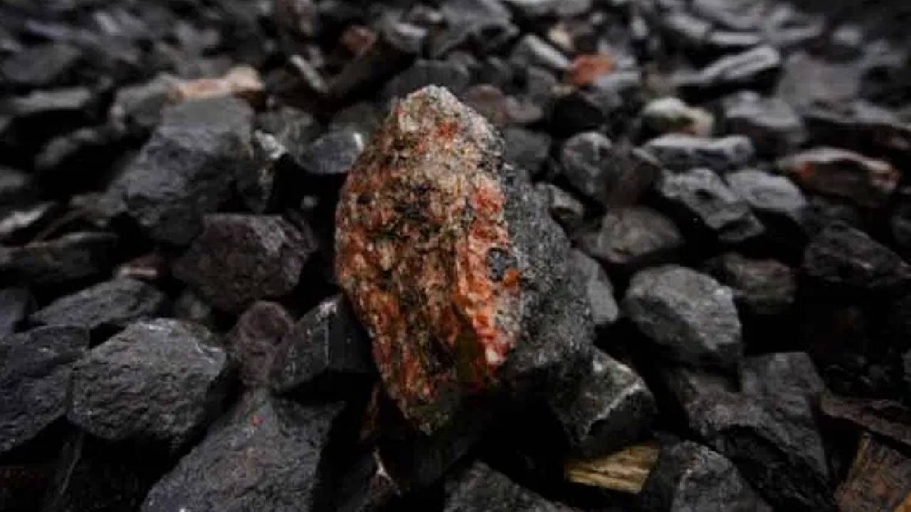 युरेनियम हे मूलद्रव्य एवढे घातक आहे, की त्याचा चुकीच्या पद्धतीने वापर केल्यास संपूर्ण पृथ्वीच नष्ट होण्याची भीती आहे. याच एका कारणामुळे संपूर्ण जग या यूरेनियमला एका प्रकारे घाबरते. 