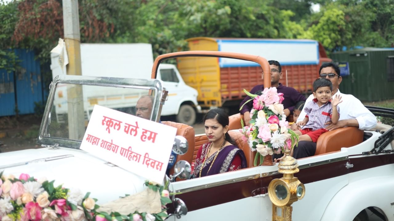 तसेच यावेळी गाड्यांचा भव्य ताफाही पाहायला मिळाला. ही 'शाही एन्ट्री' सध्या वसईत जोरदार चर्चेचा विषय बनली आहे.